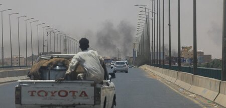 Blick von der Nilbrücke: Auch über Omdurman stieg am Wochenende ...
