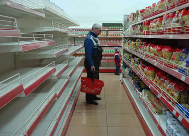 Halbvoll oder halbleer? Dieser Moskauer Supermarkt spiegelt Rußl...