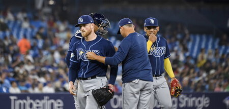 Starting Pitcher Drew Rasmussen (l.) wird im fünften Inning ausg...