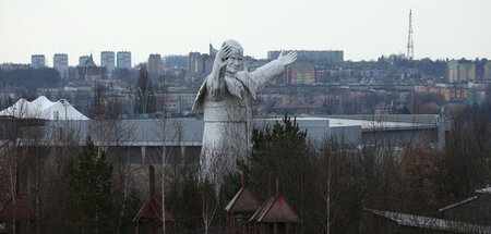 Wahlkampf mit Wojtyla: Gigantische Statue des früheren Papstes i...