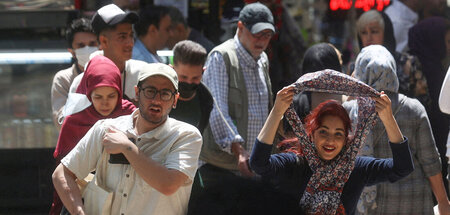 Den Verboten trotzen: In Teheran lüftet eine Iranerin auf der St...