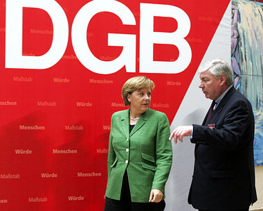 Kanzlerin Merkel und Gewerkschaftschef Sommer hier auf dem DGB-K...