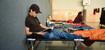 Verschuldung oder Feldbett: Studienanfänger in einer Turnhalle a... Verschuldung oder Feldbett: Studienanfänger in einer Turnhalle a...