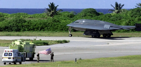Aufgerüstetes Idyll: Ein B-2-Tarnkappenbomber auf dem Rollfeld i...