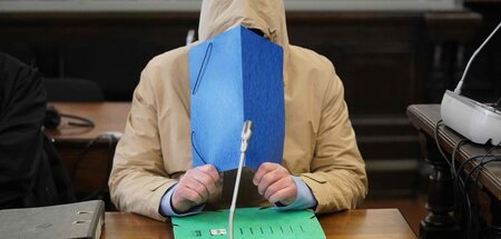 Hält sich bedeckt: Michael Osterburg zu Beginn der Verhandlung a...