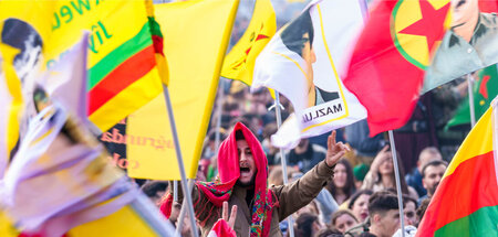 Einige sind in der BRD verboten: Fahnen kurdischer Vereinigungen...