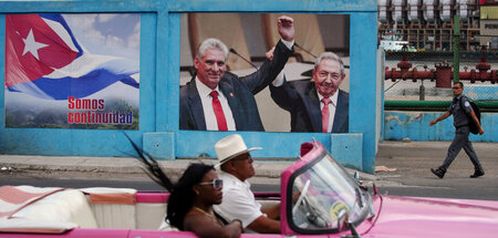 Kubas Präsident Díaz-Canel (l.) und Raúl Castro auf einem Plakat...