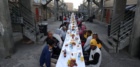 Langer Tisch zum Fastenbrechen in Kapstadts Cape Flats (15.4.202...