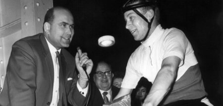 Heinz Florian Oertel interviewt den Radsportler Axel Peschel bei... Heinz Florian Oertel interviewt den Radsportler Axel Peschel bei...