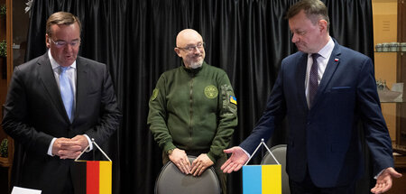 Kiews Kriegsminister Olexij Resnikow (M.) mit seinen Amtskollege...