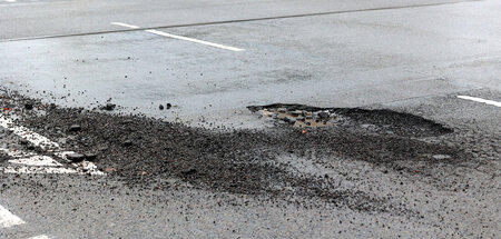 Eine Folge des EU-Kürzungsdiktats: Marode Straße in Berlin