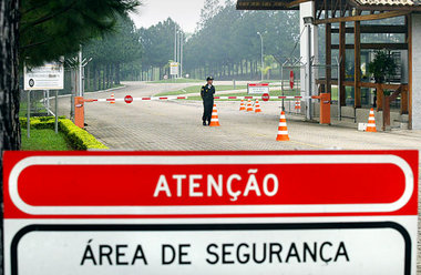 Einfahrt zur Uranaufbereitungsanlage Resende. Auch Brasilien set... Einfahrt zur Uranaufbereitungsanlage Resende. Auch Brasilien set...