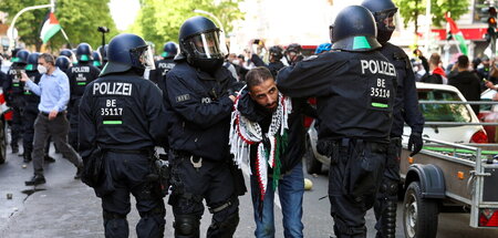 Palästina-Solidarität unter Generalverdacht: Polizisten nehmen D...