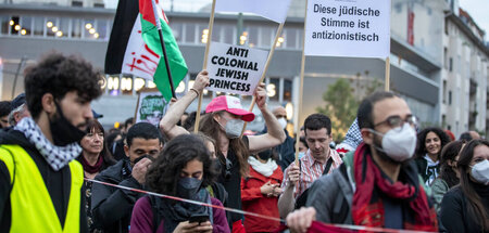 Juden und Palästinenser Seite an Seite auf der »Revolutionären 1...