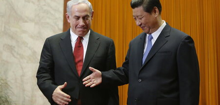Xi Jinping (r.) und Benjamin Netanjahu in der Großen Halle des V...