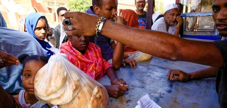 Anstehen nach Brot, während die Kämpfe weitergehen (Khartum, 12....