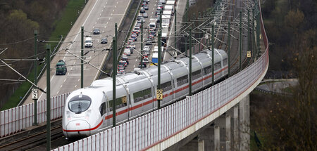 Mit der Bahn vorbei am Stau. Mal sehen, wie lange noch, wenn es ...