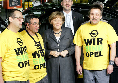Frau Merkel brachte Durchhalteparolen mit. Eine Staatsbeteiligun... Frau Merkel brachte Durchhalteparolen mit. Eine Staatsbeteiligun...