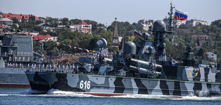 Im Hafen der Schwarzmeerflotte in Sewastopol am Tag der russisch...