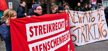 Rund 30 Menschen demonstrierten am Dienstag vor dem Berliner Lan...