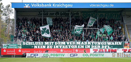 Die Fankurve der SpVgg Greuther Fürth zeigt ihr Banner auf dem M... Die Fankurve der SpVgg Greuther Fürth zeigt ihr Banner auf dem M...
