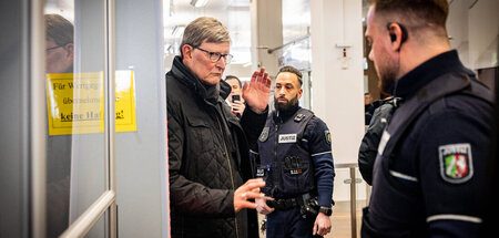 Erzbischof Rainer Maria Woelki an der Sicherheitsschleuse am Köl... Erzbischof Rainer Maria Woelki an der Sicherheitsschleuse am Köl...