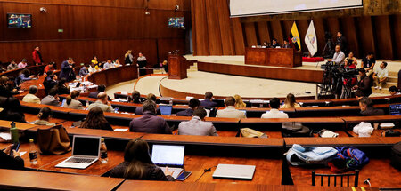 Wie viele Abgeordnete des Parlaments in Quito letztlich einem Am... Wie viele Abgeordnete des Parlaments in Quito letztlich einem Am...