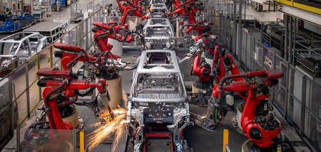 Roboterarme montieren Autos in der Produktionslinie für Elektrof...