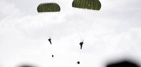 Alles andere als harmlos: Fallschirmjäger der Bundeswehr bei ein...