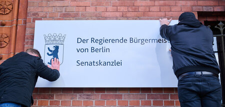 Tausch des Schilds am Eingang zum Roten Rathaus am Donnerstag in...