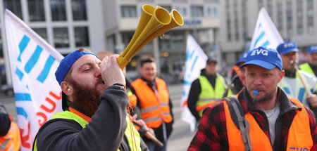 Die Wut wächst: Eisenbahner protestieren vor dem Kölner Hauptbah...