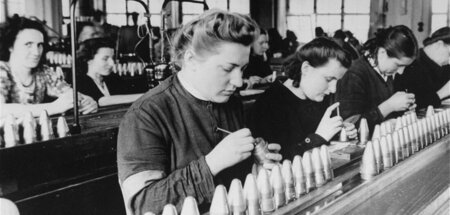 Zwangsarbeiterinnen in einer Munitionsfabrik: »Unter Deutschen« Zwangsarbeiterinnen in einer Munitionsfabrik: »Unter Deutschen«