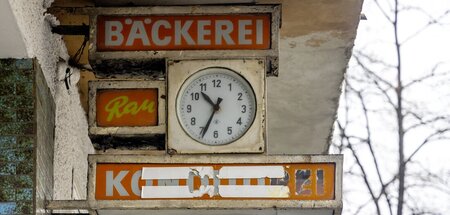 Werbeschild und Uhr am Ladengeschäft einer ehemaligen Bäckerei i... Werbeschild und Uhr am Ladengeschäft einer ehemaligen Bäckerei i...