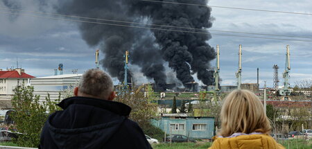 Dichter Rauch über Sewastopol: Ein ukrainischer Drohnenangriff s...