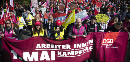 In Berlin zogen am Montag Tausende Menschen mit einer DGB-Demons...