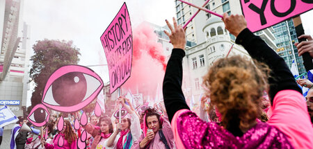Massenproteste_in_Is_77845791.jpg