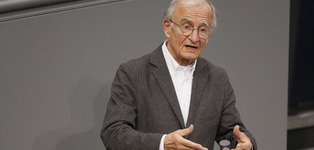 Norman Paech bei einer Sitzung des Bundestags im Dezember 2008