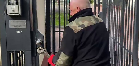 Legaler Einbruch: Mitarbeiter der Stadtverwaltung öffnet Tor zur... Legaler Einbruch: Mitarbeiter der Stadtverwaltung öffnet Tor zur...