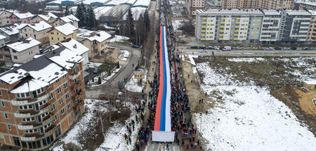 Klares Statement: Demonstration mit riesiger serbischer Fahne in... Klares Statement: Demonstration mit riesiger serbischer Fahne in...