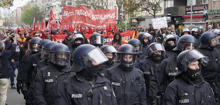 Polizei im Einsatz bei Demo am 1. Mai, Berlin-Neukölln