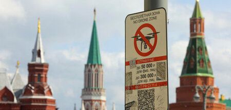 »No Drone Zone«: Verbotsschild beim Moskauer Kreml, wo sich auch...