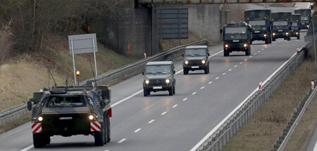Fahrzeugkolonne der Bundeswehr auf dem Weg zur deutsch-polnische...