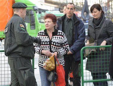 Hochsicherheitstrakt Baden-Baden: Passanten an einem Absperrgitt