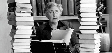 Agatha Christie zu Hause in Wallingford an ihrem Schreibtisch im... Agatha Christie zu Hause in Wallingford an ihrem Schreibtisch im...