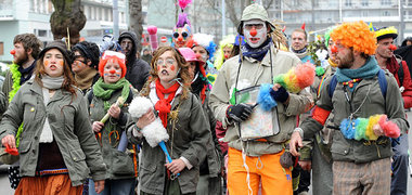 Menschliche Schutzschilde – die »Clowns-Army« stellt sich zwisch... Menschliche Schutzschilde – die »Clowns-Army« stellt sich zwisch...