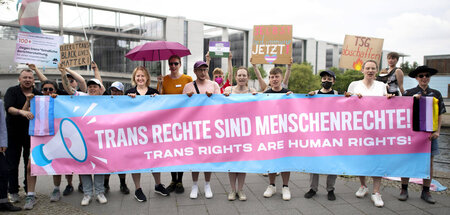 Müssen wohl noch länger protestieren: Kundgebung für Rechte von ... Müssen wohl noch länger protestieren: Kundgebung für Rechte von ...