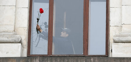Blumen für die mehr als 40 Todesopfer des Brandanschlags auf das... Blumen für die mehr als 40 Todesopfer des Brandanschlags auf das...