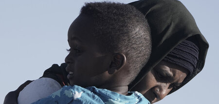 Aus dem Krieg ins Elend fliehen: Menschen verlassen zu Tausenden