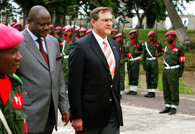 Verteidigungsminister Jung als Vorposten im Kongo. Links: Amtsko...