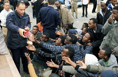 Brot für Überlebende des Flüchtlingsdramas, bei
dem am Dienstag... Brot für Überlebende des Flüchtlingsdramas, bei
dem am Dienstag...
